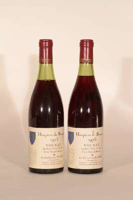 2 Flaschen 1973 Hospices de Beaune Volnay, Abstand zwischen Kapsel und Wein: ca. 3-3,5 cm, unverkostet, sehr gute Erhaltungszustände