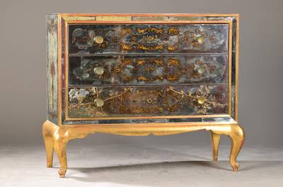 Ausgefallene Kommode, wohl Frankreich, um 1925/30, Korpus Tropenholz, komplette Verspiegelt, unter dem Spiegelglas bemalte Rocaillen- u. ...