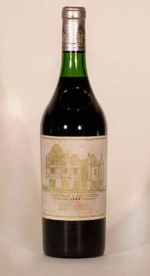 1 Flasche 1984 Chateau Haut Brion, Premier Grand Cru Classe, ca. 75 cl, Abstand zwischen Kapsel und Wein: 3 cm, Etikett und Kapsel z.T. beschmutzt ...