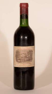 1 Flasche 1965 Chateau Lafite Rothschild, Pauillac, Premier Cru Classe, Füllstand: ca. top shoulder, unverkostet, Etikett l. beschmutzt sonst guter ...