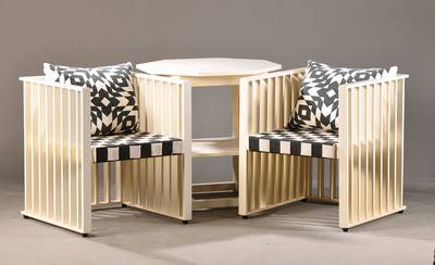 Sitzgarniture im Stil der "Purkersdorf"-Gruppe, Entwurf Josef Hoffmann, 1906, Ausführung wohl 1970, Hartholz weiss gelackt, 2 ...