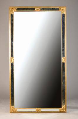 Großer Spiegel, 60er Jahre, Massivholzrahmen, vielfach facettiertes Spiegelglas, Ornamentik z.T. goldfarben gefaßt, ca. 185x100 cm