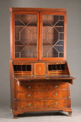 Aufsatzsekretär, wohl England, um 1900, Mahagonifurnier u. massiv, 2-teilig, Unterteil mit 4 Schubladen, Schrägklappenteil mit 6-schübigem ...