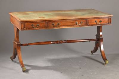 Englischer Schreibtisch, um 1880-1900, Mahagoni massiv, 3-schübig, rückseitig Blenderschübe, Lederschreibfläche mit st. Gebr.-Sp., gedrechselter ...