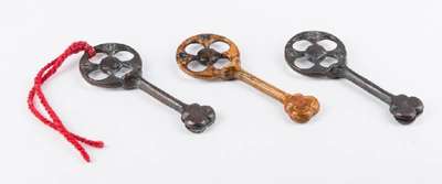 Gernot Rumpf, geb. 1941 Kaiserslautern, 3 Schlüssel, 2 aus Bronze, 1 aus Holz, dat. 1991, je ca. 11 cm