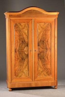 Dielenschrank, südwestdeutsch / Frankreich, um 1850/60, helles Nussbaumfurnier in den Kassetten auf Kreuzfuge verlegt, Rundgiebel, 2-türig, ...