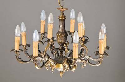 Deckenlüster, deutsch, um 70er Jahre, Bronzeguß, 12-flammig, H. ca. 77 cm, D. ca. 64 cm