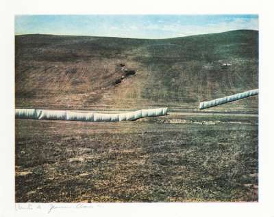 Christo, geb. 1935, Running Fence, 1976, Heliogravur auf Velin, handsign., num. 54/60, Blattgr. 40x50 cm, unter Glas gerahmt, gesamt 61x71 cm