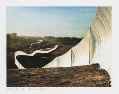 Christo, geb. 1935 Bulgarien, Running fence, 1976, Heliogravur auf Velin, handsign., num. 54/60, Blattgr. 40x50 cm, unter Glas gerahmt, gesamt 61x71 ...