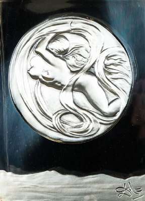 Salvador Dali, 1904-1989, Eva Spaziale, Relief aus 925er Silber, verso auf Etikett bezeichnet: Dali, ca. 22x16,8 cm, im Glaskasten