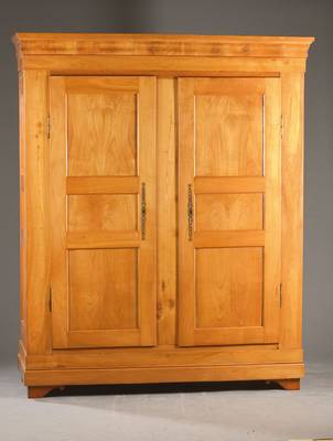 Biedemeierschrank, süd-südwestdeutsch, um 1820/30, 12-Kassetter, Kirschbaum massiv, komplett zerlegbar, 2-türig mit 2 Kastenschlössern, ...