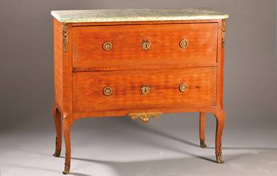 Transition-Stil-Kommode, wohl Frankreich, um 1870/80, Rosenholz furniert, z.T. parkettiert verlegt, 2-schübig, weisse Marmorplatte, stilüblicher ...