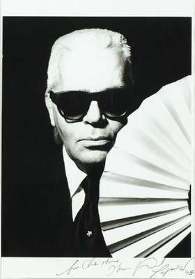 Karl Lagerfeld, geb. 1933 Hamburg, Selbstportrait, Pigmentdruck auf Fotopapier, handsign., Christine gewidmet, dat. 96, ca. 40,5x27,5 cm, unter Glas ...