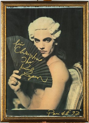 Karl Lagerfeld, geb. 1933 Hamburg, Fotografie, handsign., gewidmet, unter Glas gerahmt, ca. 70 x 50 cm, gesamt 77 x 56 cm