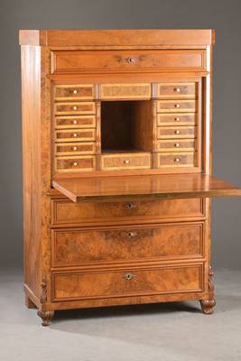 Biedermeier-Standsekretär, mitteldeutsch, wohl Thüringen um 1840/50, Wurzelnussfurnier gespiegelt verlegt, Kopfschub u. 3 untere Schübe, ...