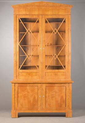 Hochbürgerliche Aufsatzvitrine, wohl Sachsen, um 1830, Birkefurnier auf Weichholzkorpus, 2- türiger Unterschrank, 2-türiger Aufsatz mit ...