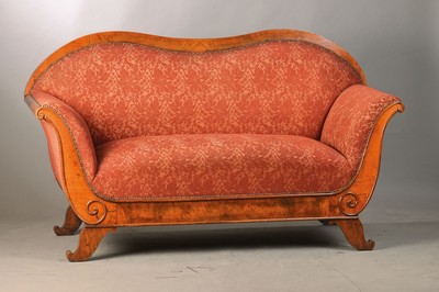 Biedermeiersofa, 2-sitzer, südwestdeutsch, wohl Mainz, um 1820/30, Nussbaumfurnier auf Weichholzkorpus, Rückenlehne doppelt geschweift, Armlehnen ...