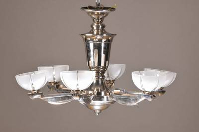 Große Art-Deco-Deckenlampe, Frankreich, 30/40er Jahre, geschliffene Mattglasschirme in stiltypischer "Eiszapfen"-Ausführung, 6 fein ...