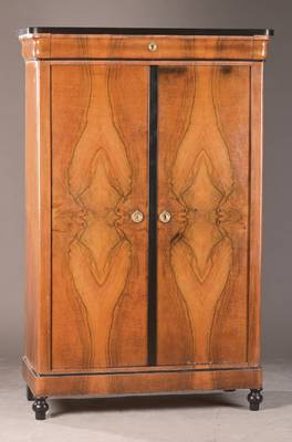 Spätbiedermeierschrank, süd-südwestdeutsch, um 1850/60, Nussbaum furniert u. massiv, Furnierbild doppelt gespiegelt verlegt, partiell geschwärzte ...