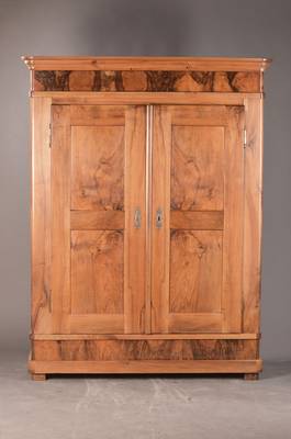 Kleiderschrank, deutsch, um 1880-1900, Biedermeierstil, Nussbaum massiv, 8-Kassetter, 2-türig, guter, wohnfertiger Zustand, schlichte zerlegbare ...