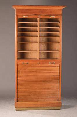 Rollschrank / Büroschrank, deutsch, 1900-20, Nussbaum massiv, 2 Rolltüren nach oben und unten öffenbar, Innen viele kleine Fächer (diese nicht ...