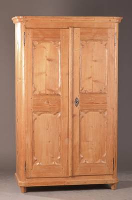 Bauernschrank, wohl alpenländisch, 18.Jh., Weichholz, wohl urspr. farbig gefaßt, orig. Kastenschloss, Innen 4 Einlegeböden, st. Alterssp., ...