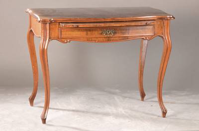 Schreibtisch, deutsch, um 1850/60, Wurzelnussfurnier auf Weichholzkorpus, allseitig geschwungene Beine, mit Ausziehplatte u. Schublade, Platte ...