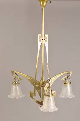 Deckenlampe, Art Deco, um 1930, Messingmontur mit geometrischem Dekor, dreiarmig, drei Brennstellen mit Glockenschirmen, mattiertes Glas, floral ...