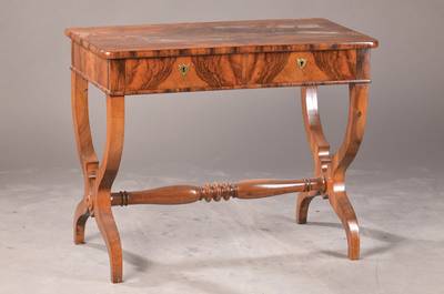 Kleiner Schreibtisch / Konsole, deutsch, um 1860, Nussbaum massiv u. furniert, 2 Zargenschübe, elegant geschwungenes Untergestell, wenige Alterssp., ...