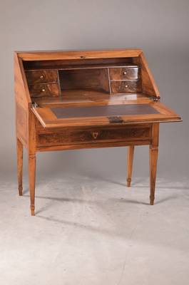 Schrägklappensekretär, deutsch, um 1770-1800, Nussbaum massiv u. auf Kreuzfuge furniert, orig. abgesetzte konische Vierkantbeine, Innenleben ...