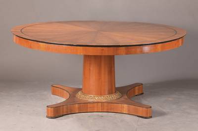 Übergroßer Salontisch des Biedermeiers, süddeutsch, 1820/30, Kirschbaumfurnier auf der Platte radial verlegt, Zarge u. Sockelfuß querfurniert, ...
