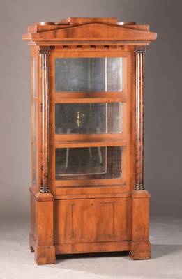 Biedermeiervitrine, Berlin, um 1830-1840, Korpus Weichholz, Pyramidenmahagoni, zum Teil gespiegelt verlegt, seitlich freistehende Säulen, ...