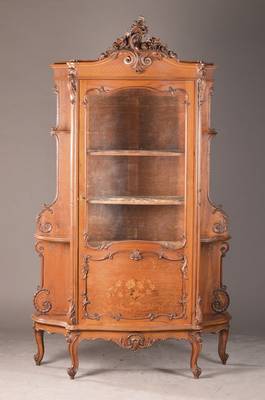 Salonvitrine, wohl Frankreich, um 1910/20, Nussbaum massiv u. furniert, 1-türiger Vitrinenkorpus mit gewölbtem Glas, Innen 3 Einlegeböden, seitl. ...