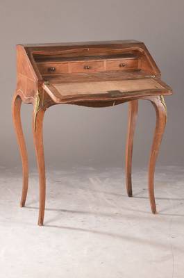 Schrägklappensekretär, Frankreich, um 1870, Nussbaum auf Kreuzfuge verlegt, Messingbandeinlagen (z.T. fehlend), Innenleben3-schübig, unrest. ...