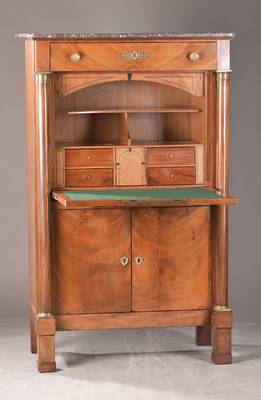Standsekretär, Frankreich, um 1820, Mahagonifurnier auf Eichekorpus, Kopfschub, aufklappbare Schreibplatte mit 4-schübigem u. 1-türigem ...