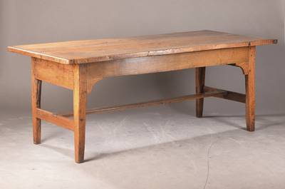 Großer Esstisch, deutsch, um 1800, Eiche - u. Eschenholz, schlichte Bauweise, Platte mit durchgehenden Eisenschrauben verstärkt, Reste alten ...