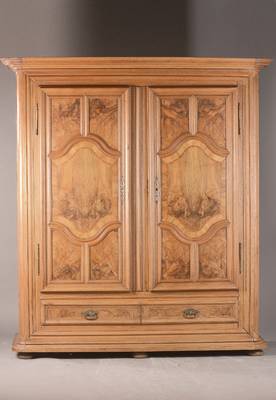 Elsäßer Barockschrank, um 1760/70, Eicherahmen mit nussbaumfurnierten Füllungsfelder, 2-türig, 2 Sockelschübe, Kassetten regionstypisch ...