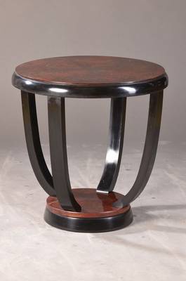 Beistelltisch im Art-Deco-Stil, wohl Frankreich, 20.Jh., Wurzelholzfurnier radialverlegt, Sockelplatte mit 4 Auslegern, partiell geschwärzt, H. ca. ...
