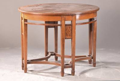 Salontisch, wohl England, um 1900, Mahagoni mit Fadenintarsien, geschweiftes Untergestell mit klassischem Einfluss, l. Oberflächenschäden, ca. ...
