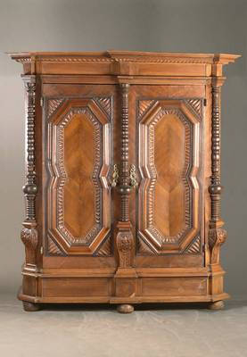Süddeutscher Frühbarock-Schrank, wohl Augsburg, um 1710/20, Provinienz lt. Einlieferer aus dem Schloss Wald-Erbach, Nussbaumfurnier auf Kreuzfuge ...