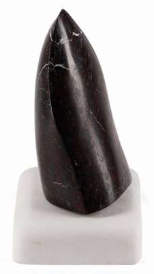 Mechthild Ehmann, geb. 1963 Schwäbisch Gmünd, Skulptur aus braunem Marmor auf einem Sockel aus weißem schimmernden Marmor, unsign., H. ca. 22 cm, ...