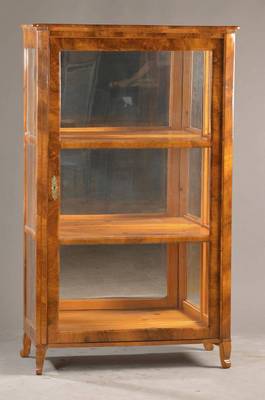 Biedermeiervitrine, deutsch, um 1830, Nussbaunfurnier, Schellack handpoliert, Weichholzkorpus, 3-seitig verglast, 1-türig, Spiegelblende, Innen 2 ...