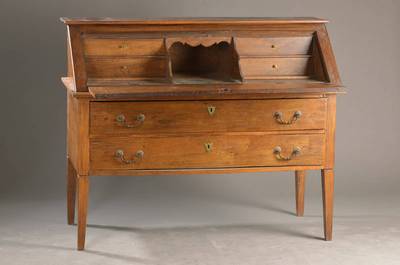 Schrägklappensekretär, süddeutsch, um 1800/10, Nussbaum, Kirschbaum massiv, bäuerlich, 2- schübig, abgesetzte Vierkantbeine, schwundrissig, ...