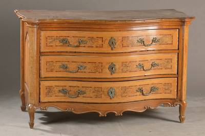 Barockkommode, süd/südwestdeutsch, wohl Raum Straßburg, um 1760/70, Nussbaumfurnier auf Weichholzkorpus, 3-schübig, Front geschweift, ...