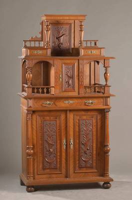 Gründerzeit-Vertiko, deutsch, um 1880/90, Nussbaum furniert u. massiv, symmetrischer Aufbau, insg. 3-türig u. 3-schübig, selten großer Aufsatz ...