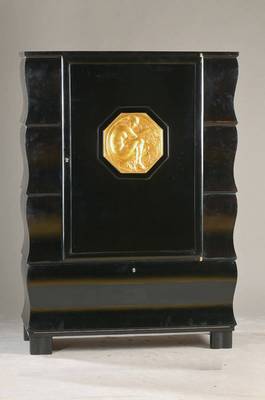 Barschrank im Art-Deco-Stil, wohl Frankreich, 20.Jh., Mahagoni schwarz lackiert, geschweifter Korpus, 1-türig, unten aufklappbares Fach, Innenleben ...