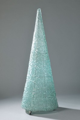 Designobjekt im Stil von Danny Lane, Glaskegel, grünliches Bruchglas auf einem Metallreif mit Rollen, ca. 147x54
