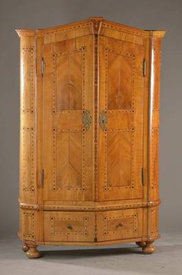Bodenseeschrank, um 1810, Kirschbaumfurnier auf Weichholzkorpus, Obstholz-Intarsienbänder, orig. Kastenschloss mit Schlüssel, Sockelschub, l. ...