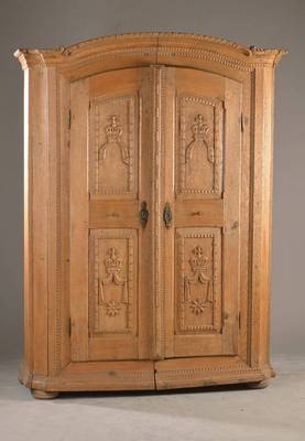 Übergangsschrank, wohl Stuttgart, um 1800, Eiche massiv, üppig in klassizistischer Art geschnitzt, Kassetten mit Kronen-Schnitzerei, ca. 185x144x57 ...