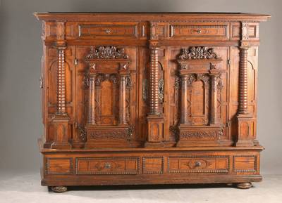 Fassadenschrank, süddeutsch, um 1880 mit Teilen zweier Schränke des 17.Jh., Weichholzkorpus mit Eiche- u. Eschefurnier, 2 -türig, 2 Sockel- u. ...